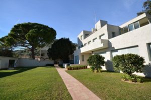 La Villa Noailles à Hyères est un bâtiment de style moderne entourée de jardins d’exception